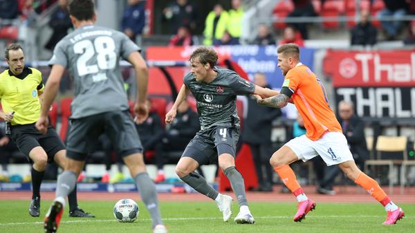 Die zweite Hälfte beginnt ähnlich wie die erste – viel Zweikämpfe im Mittelfeld, die großen Chancen bleiben noch aus.