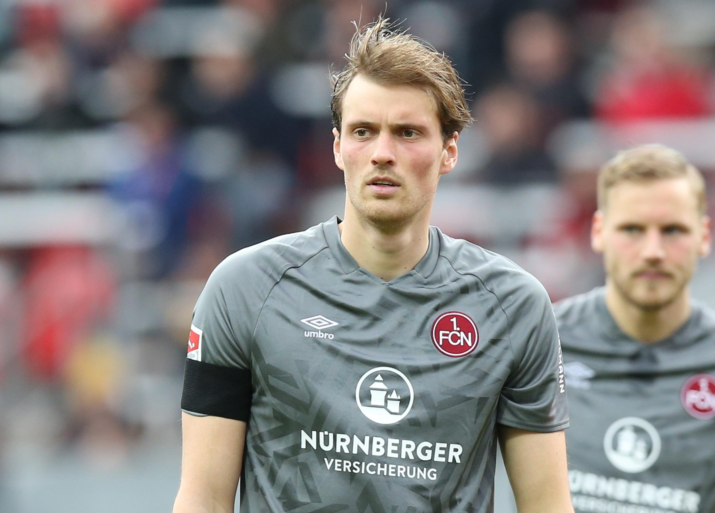 Entscheidet diese Szene das Spiel? Querschläger Sorg, Sörensen zupft leicht im Strafraum und dann ein Pfiff – Elfmeter für Darmstadt! Oder? Jein! Der Schiedsrichter geht an die Seitenlinie…