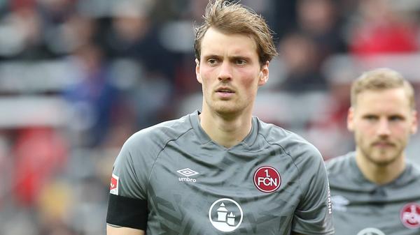 Entscheidet diese Szene das Spiel? Querschläger Sorg, Sörensen zupft leicht im Strafraum und dann ein Pfiff – Elfmeter für Darmstadt! Oder? Jein! Der Schiedsrichter geht an die Seitenlinie…