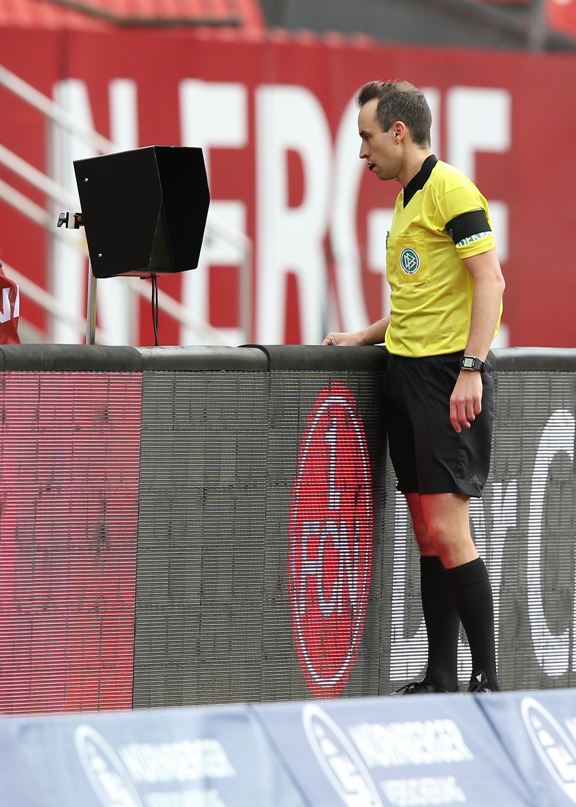 … die Fans wissen direkt: Videobeweis! Und dann muss der Club ganz tief schlucken: Strafstoß ja, aufgrund der Fernsehbilder hat Sörensen dabei auch eine klare Torchance vereitelt. Heißt…