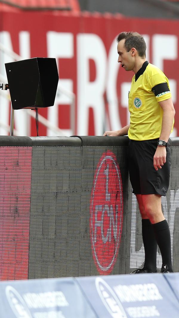 … die Fans wissen direkt: Videobeweis! Und dann muss der Club ganz tief schlucken: Strafstoß ja, aufgrund der Fernsehbilder hat Sörensen dabei auch eine klare Torchance vereitelt. Heißt…