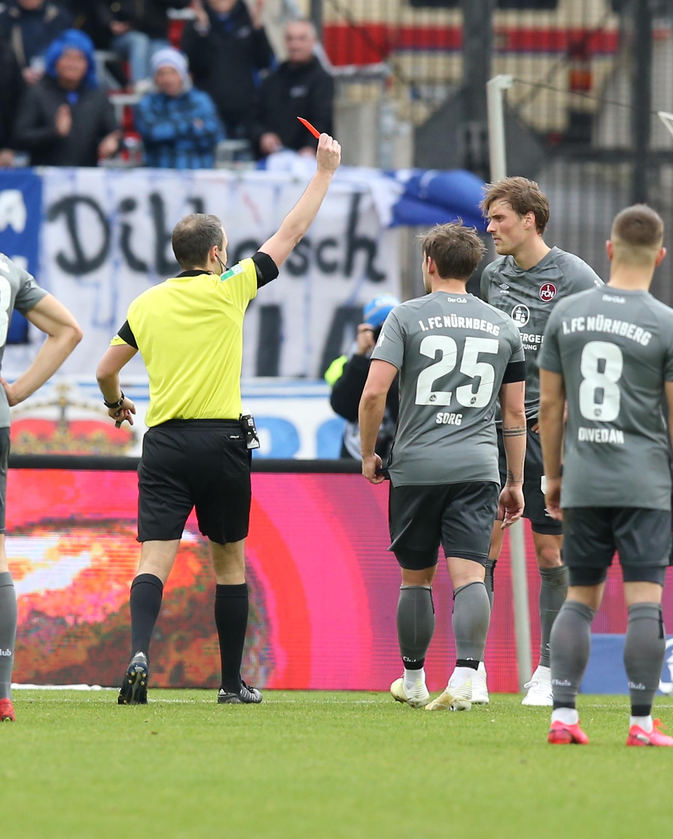 … Rot für den Abwehrspieler! Schock auf dem Rasen und im ganzen Stadion. Nach einer gefühlten Ewigkeit darf Tobias Kempe endlich vom Punkt aus antreten. Der Ex-Nürnberger bleibt…