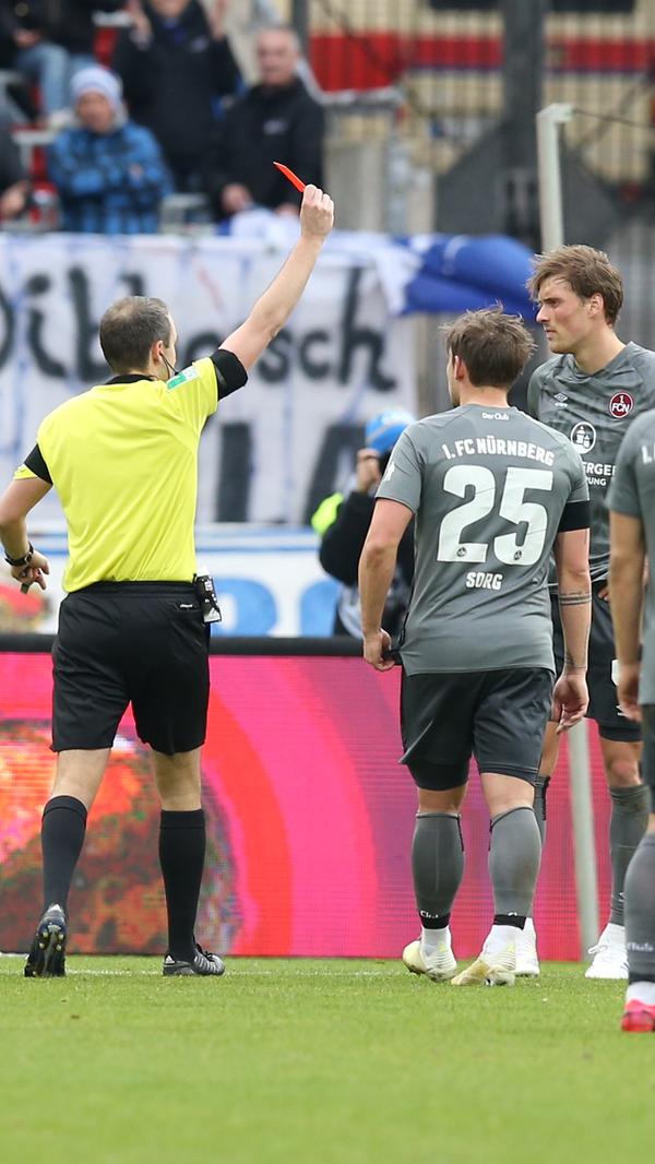 … Rot für den Abwehrspieler! Schock auf dem Rasen und im ganzen Stadion. Nach einer gefühlten Ewigkeit darf Tobias Kempe endlich vom Punkt aus antreten. Der Ex-Nürnberger bleibt…