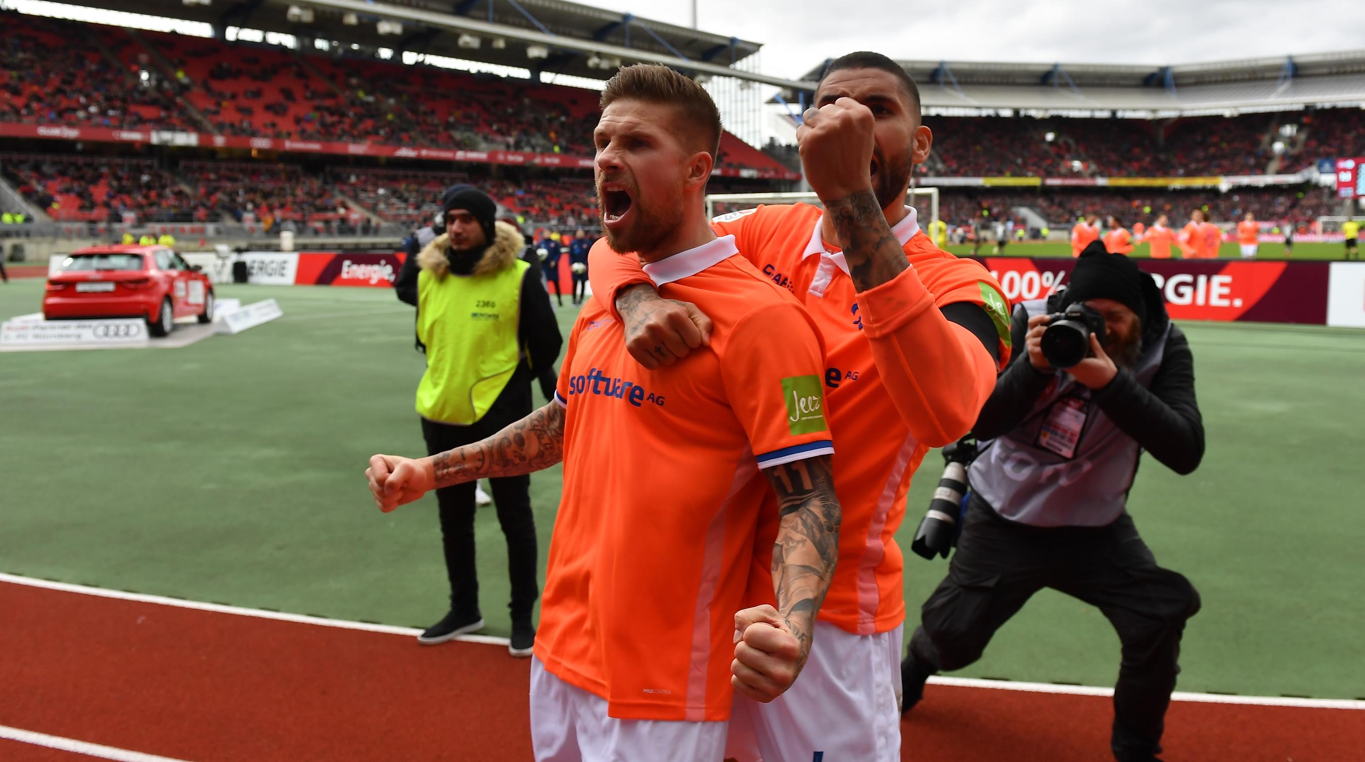 … eiskalt und hämmert das Leder rein zum Ausgleich für die Gäste. Dem Club stehen - Stand jetzt - unangenehme Schlussminuten bevor!