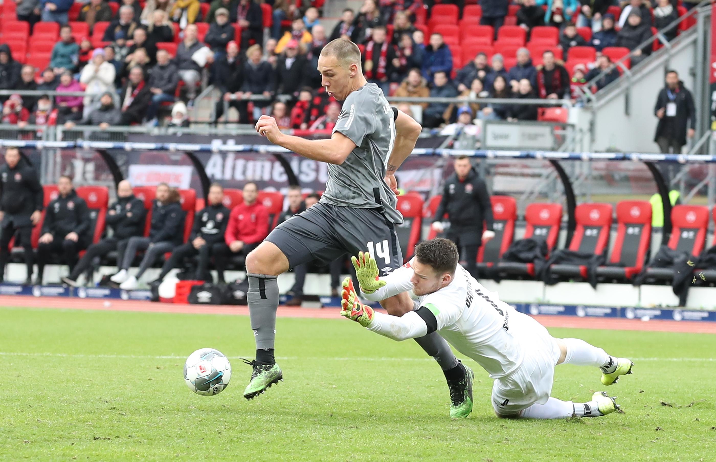 Jetzt wird es wild! Nach einem langen Ball läuft Frey in vollem Tempo auf den Keeper zu, umkurvt elegant auch noch den letzten Mann – und schießt den Ball …