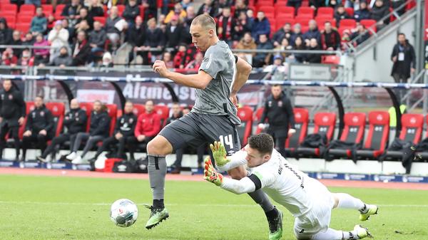 Jetzt wird es wild! Nach einem langen Ball läuft Frey in vollem Tempo auf den Keeper zu, umkurvt elegant auch noch den letzten Mann – und schießt den Ball …