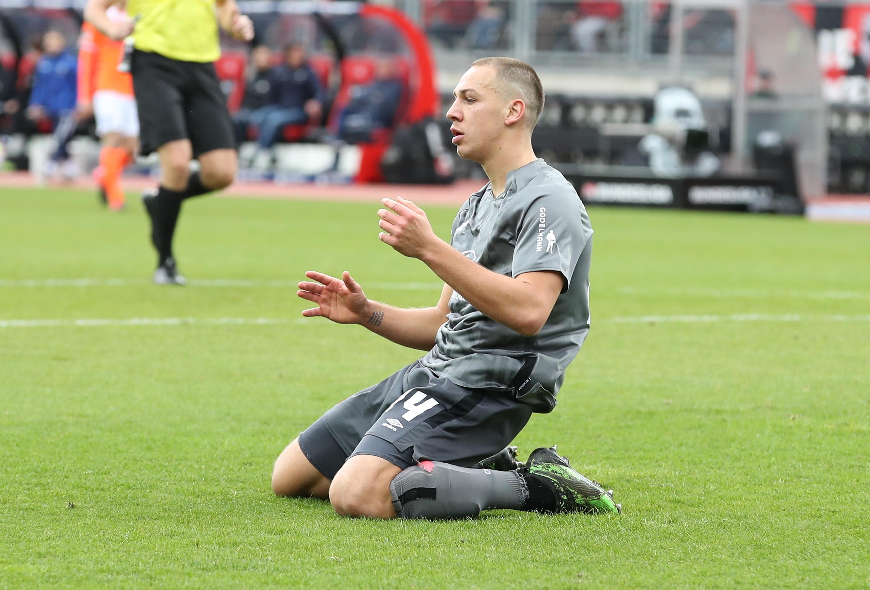 ... dann in den grauen Nürnberger Sonntagshimmel! Kleiner Trost: Am Ende wird auf Abseits entschieden, der Stürmer muss sich also nach dem Spiel keine Standpauke für die Nummer anhören.