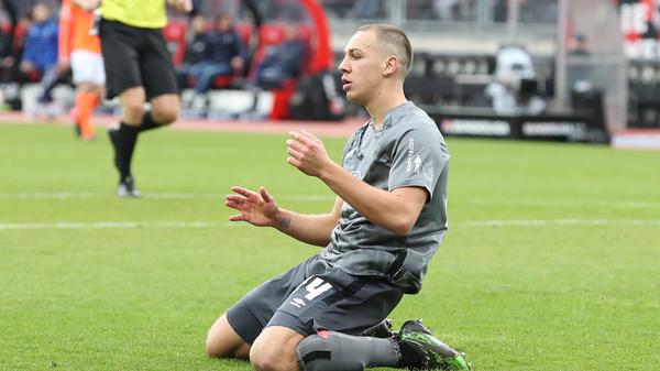 ... dann in den grauen Nürnberger Sonntagshimmel! Kleiner Trost: Am Ende wird auf Abseits entschieden, der Stürmer muss sich also nach dem Spiel keine Standpauke für die Nummer anhören.