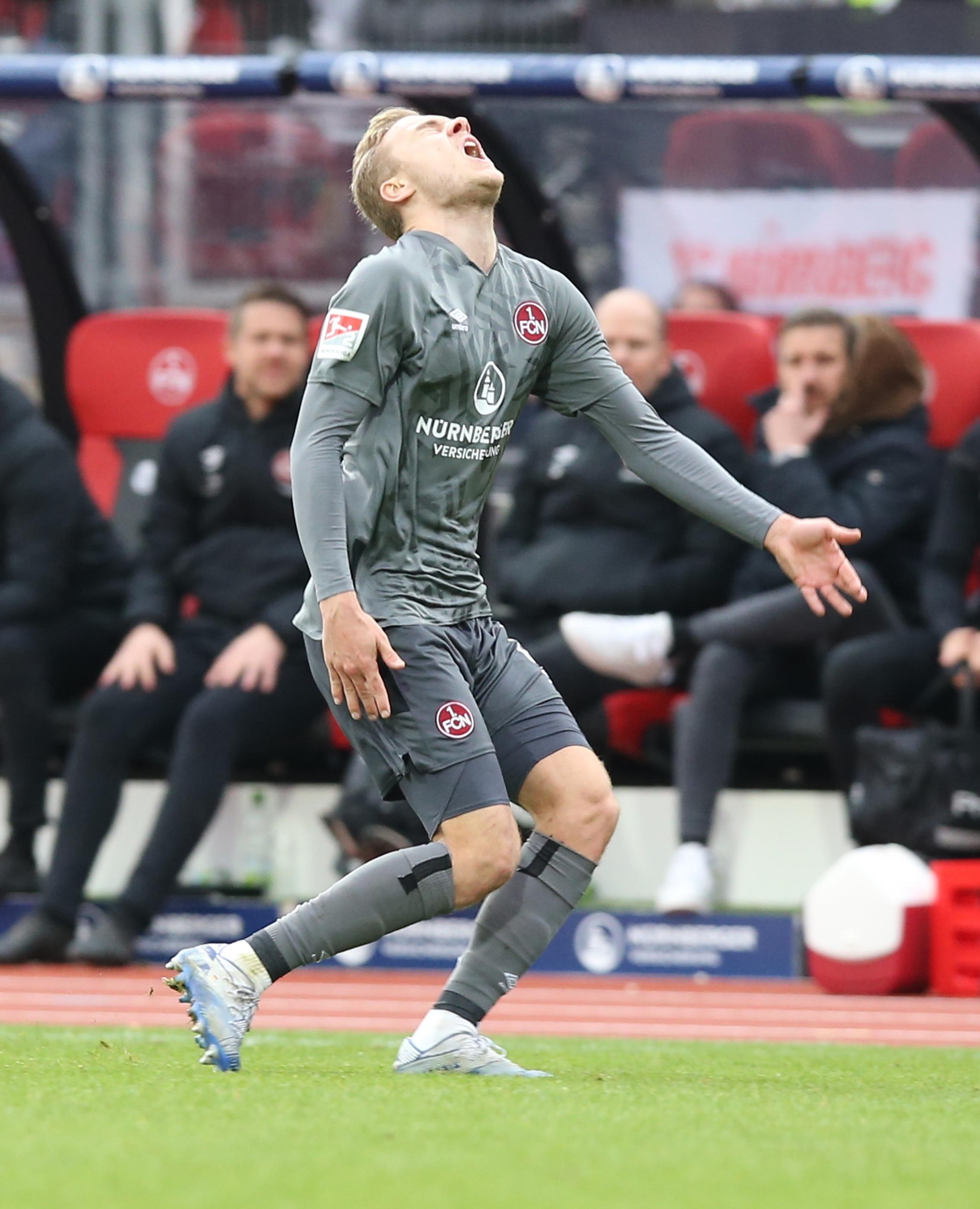 Der Club muss ab nun logischerweise noch mehr auf die Defensive achten, auch vorne geht nicht mehr viel zusammen – was für ordentlich Frust auf dem Rasen und auf den Rängen sorgt.