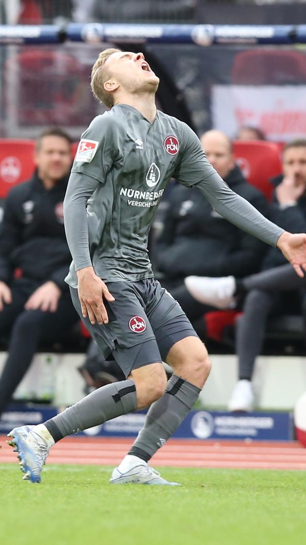 Der Club muss ab nun logischerweise noch mehr auf die Defensive achten, auch vorne geht nicht mehr viel zusammen – was für ordentlich Frust auf dem Rasen und auf den Rängen sorgt.