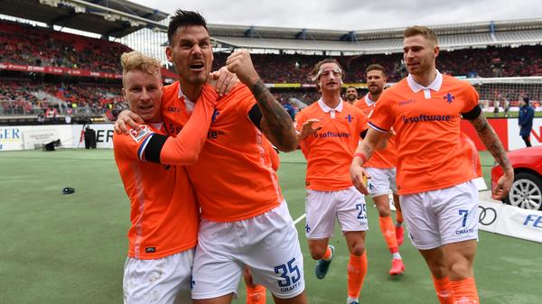 Gibt’s doch nicht! In der 89. Minute bekommt Nürnberg den Ball erneut nicht weg aus der Gefahrenzone, Darmstadts Dumic kennt keine Gnade und hämmert den Ball aus rund zwanzig Metern in die Maschen. Die Mannschaft von Jens Keller muss Sekunden vor Schluss nun wohl sogar eine Pleite hinnehmen.