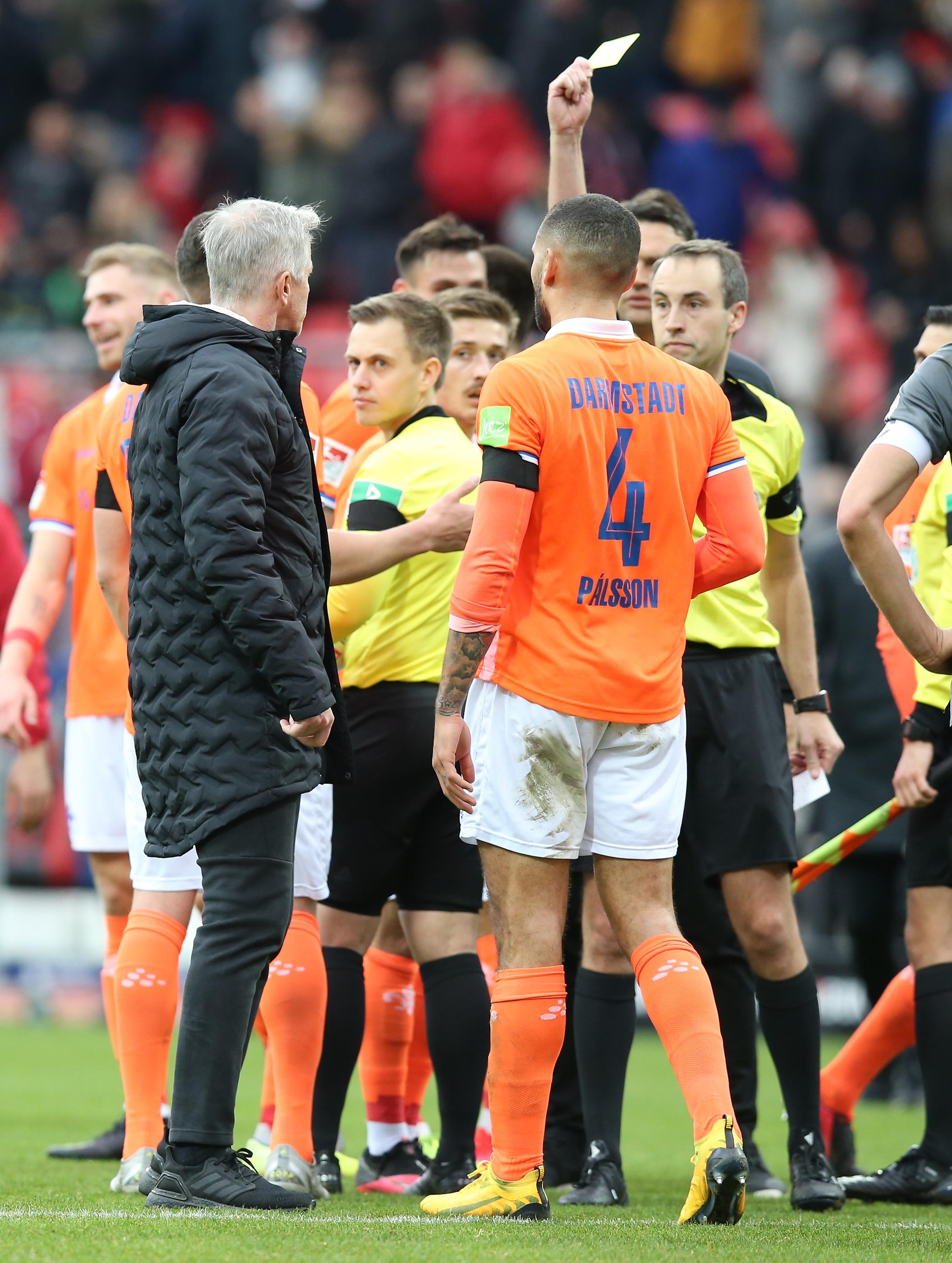 Aber damit nicht genug: Auch Jens Keller muss sich noch die Verwarnung vom Spielleiter abholen – jetzt kommt aber auch alles zusammen.