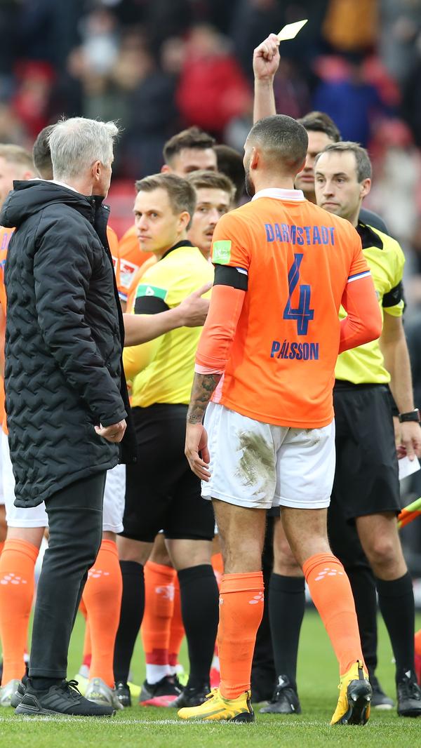 Aber damit nicht genug: Auch Jens Keller muss sich noch die Verwarnung vom Spielleiter abholen – jetzt kommt aber auch alles zusammen.