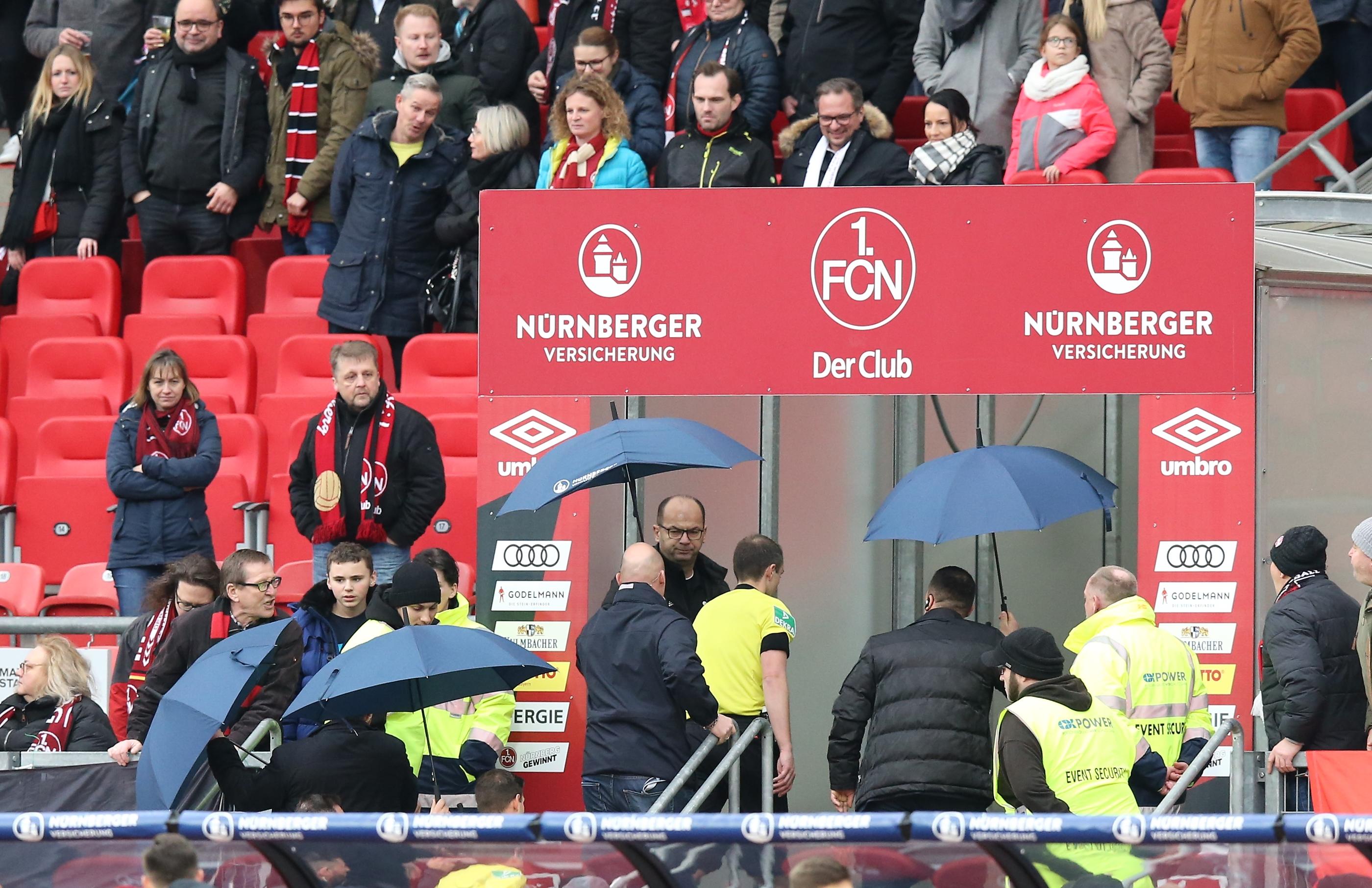 Und Schluss! Der Club verliert nicht nur zwei Spieler, sondern auch die möglichen drei Punkte. Mit einer Führung in die Pause – am Ende ist es ein ganz bitterer Nachmittag für Nürnbergs Herz- und Schmerzverein an diesem nasskalten Februarsonntag.