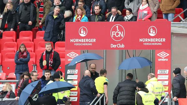 Und Schluss! Der Club verliert nicht nur zwei Spieler, sondern auch die möglichen drei Punkte. Mit einer Führung in die Pause – am Ende ist es ein ganz bitterer Nachmittag für Nürnbergs Herz- und Schmerzverein an diesem nasskalten Februarsonntag.