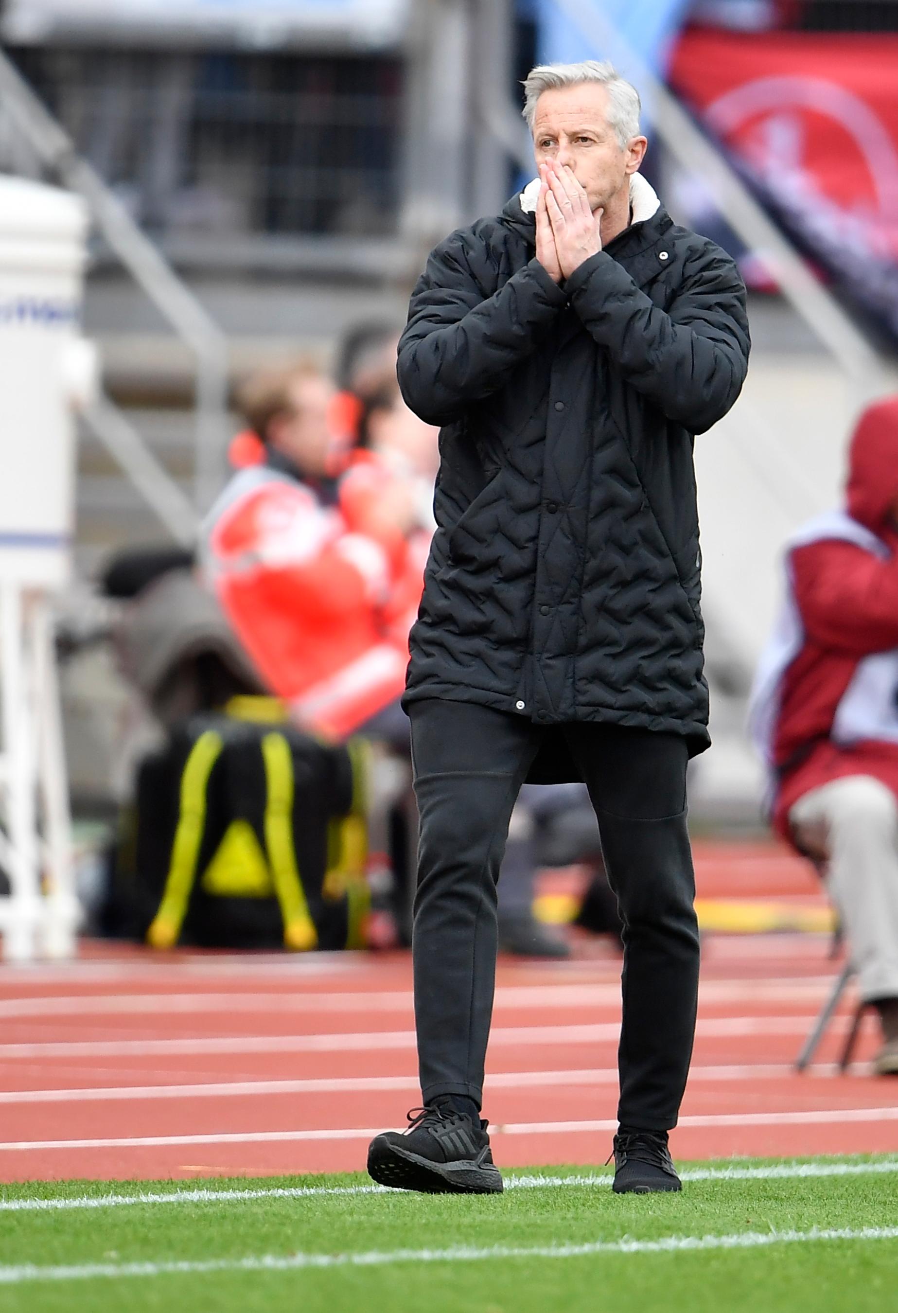 Schlimmer geht’s nicht? Denkste! Nach einer kleinen Diskussion mit dem Schiedsrichter muss Fabian Nürnberger mit Gelb-Rot auch noch vom Platz – der Club damit nur noch zu Neunt! Mit etwas Fingerspitzengefühl hätte man in dieser Situation trotz neuer Regelung auf diese Entscheidung eventuell verzichten können – meint auch der Kommentator zu dieser Spielszene.