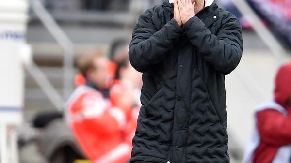 Schlimmer geht’s nicht? Denkste! Nach einer kleinen Diskussion mit dem Schiedsrichter muss Fabian Nürnberger mit Gelb-Rot auch noch vom Platz – der Club damit nur noch zu Neunt! Mit etwas Fingerspitzengefühl hätte man in dieser Situation trotz neuer Regelung auf diese Entscheidung eventuell verzichten können – meint auch der Kommentator zu dieser Spielszene.