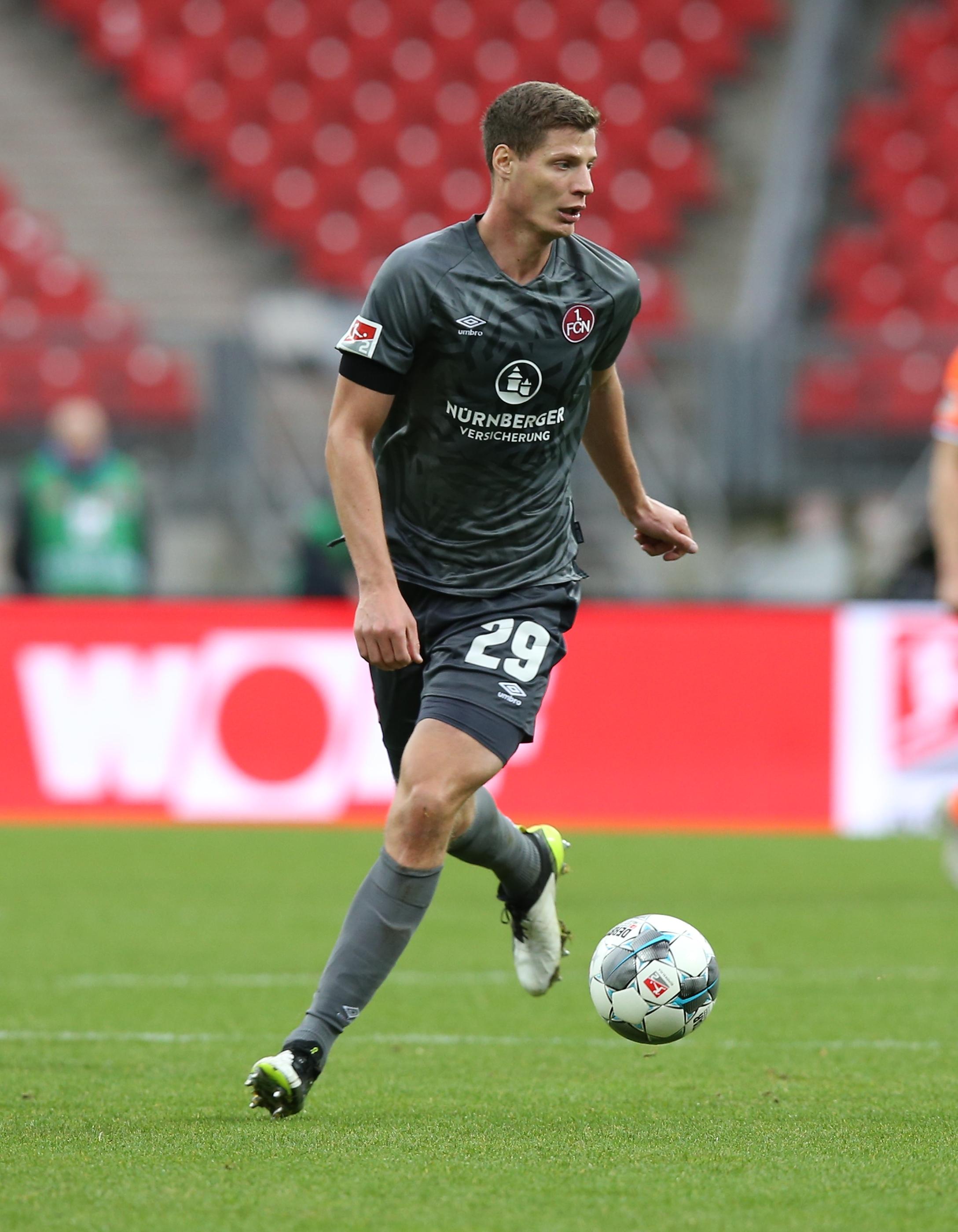 Redaktion: 3 | kicker: 3 | User: 3,3 (347 Stimmen)