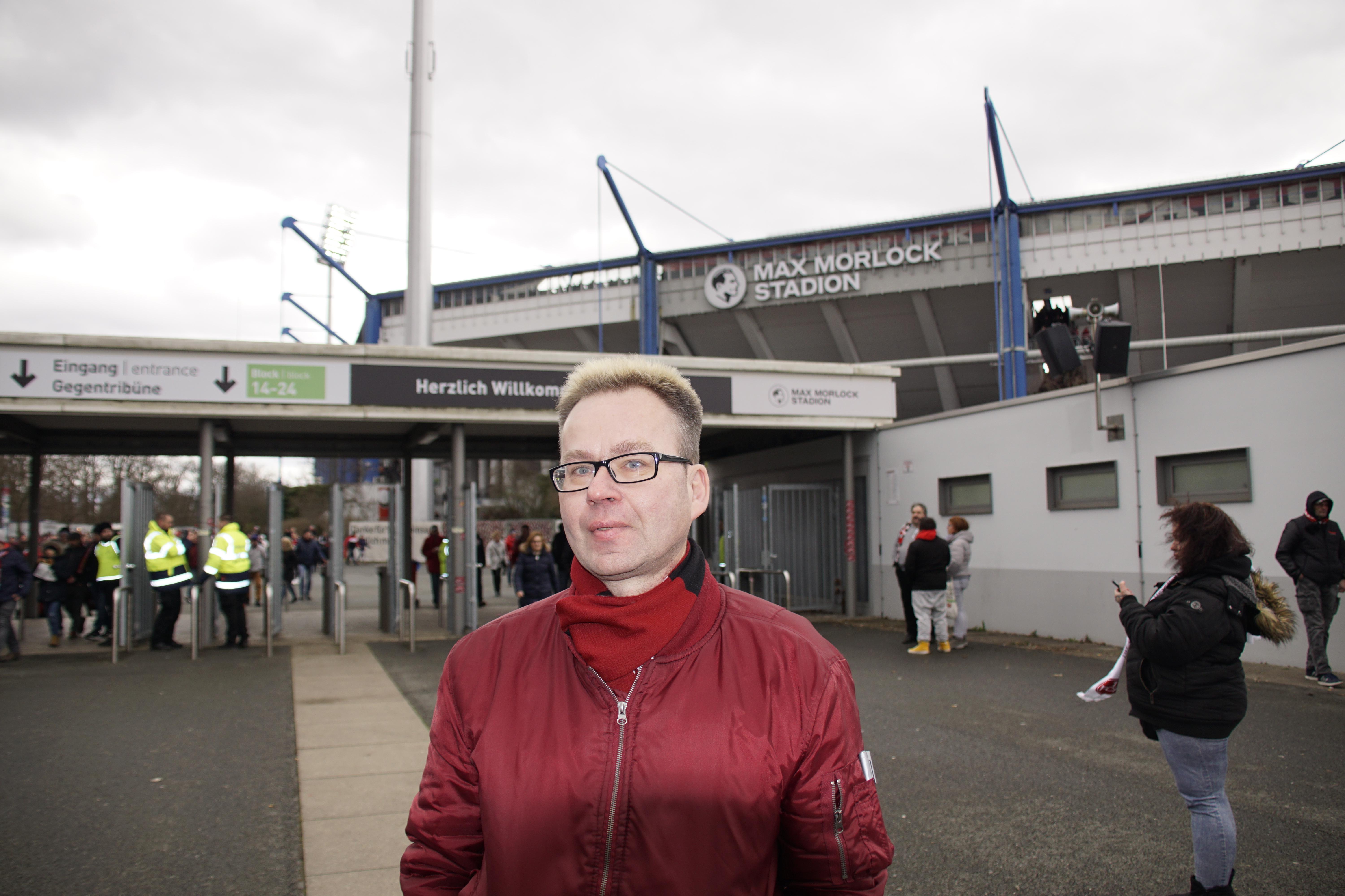 Es gab aber auch Zuschauer, die etwas Positives aus dem Spiel mitnehmen konnten - so wie Jan-Christopher. Der Club habe nach vorne "schöne Kombinationen und Pässe gezeigt. Überrascht haben ihn Lukas Mühl und Tim Handwerker, im positiven Sinne. Negativ fiel ihm Frey auf. Er "verschleppt das Spiel." Jan-Christopher meinte zudem, "der Schiri war nicht so schlecht, wie er gemacht wurde".