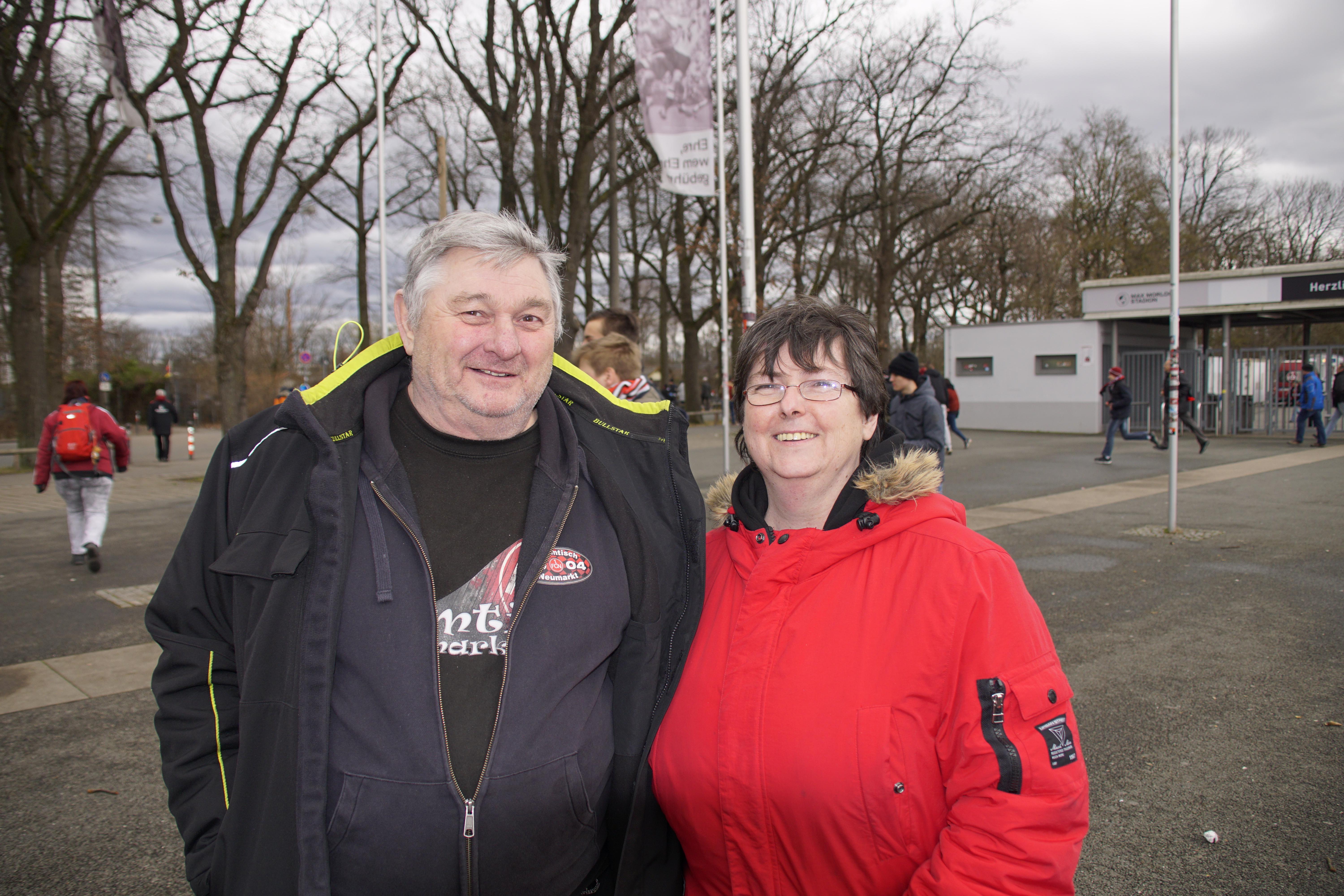 "Der Schiri war nicht gut", so der Tenor von Georg und Beate nach der Niederlage gegen Darmstadt. Sie analysierten zudem noch, dass es nach dem Platzverweis "bergab" ging.