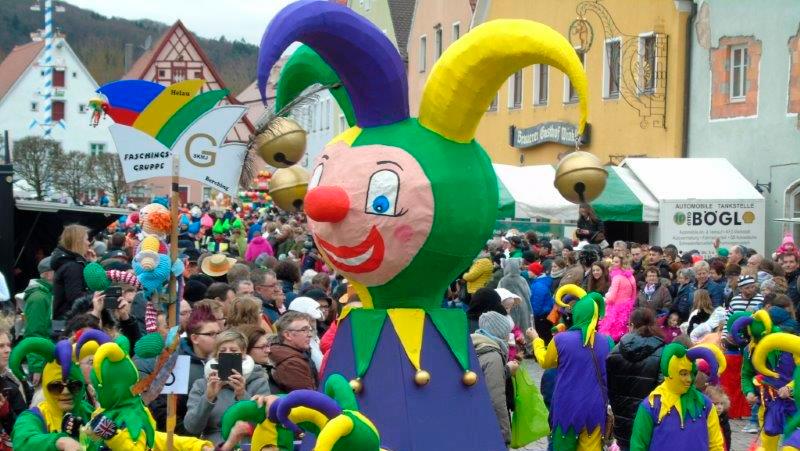 Maskiert, aber noch ohne Masken: Ausgelassene Stimmung beim Berchinger Faschingsumzug im Jahr 2020. Maskiert, aber noch ohne Masken: Ausgelassene Stimmung beim Berchinger Faschingsumzug im Jahr 2020.