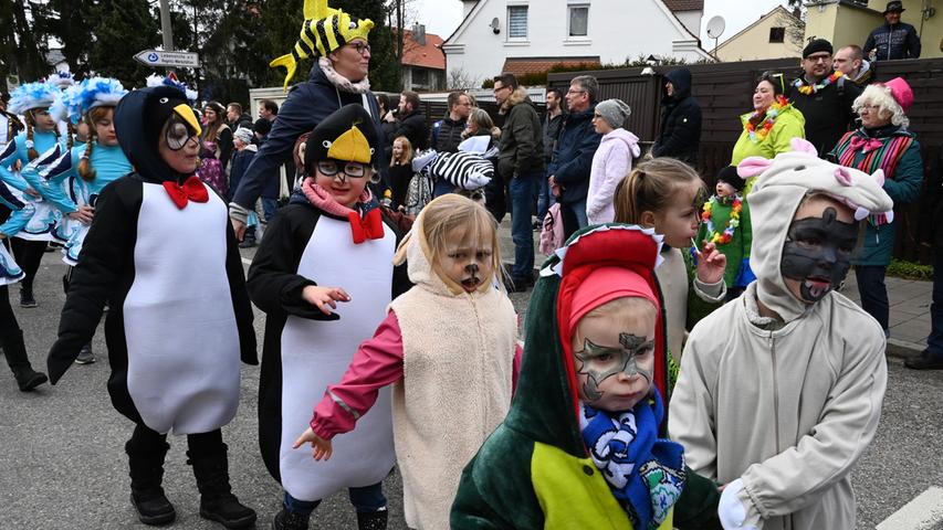 Flotte Bienen, schrille Clowns: 60.000 feiern in Bruck Fasching