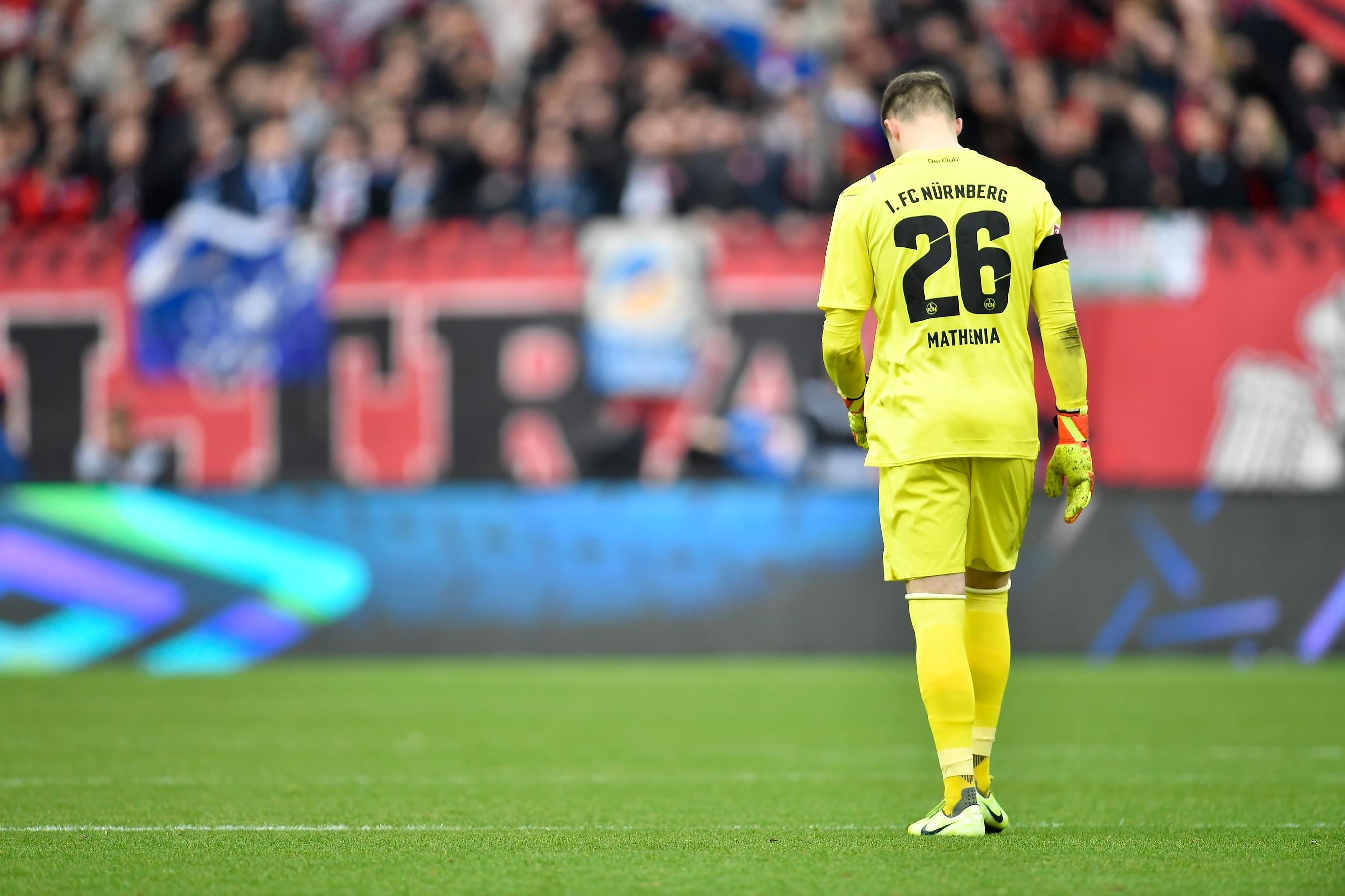 Hatte eigentlich nicht viel zu halten, beim Elfmeter und dem Fernschuss zum 1:2 machtlos. Die Ballverarbeitung mit dem Fuß bleibt ausbaufähig.