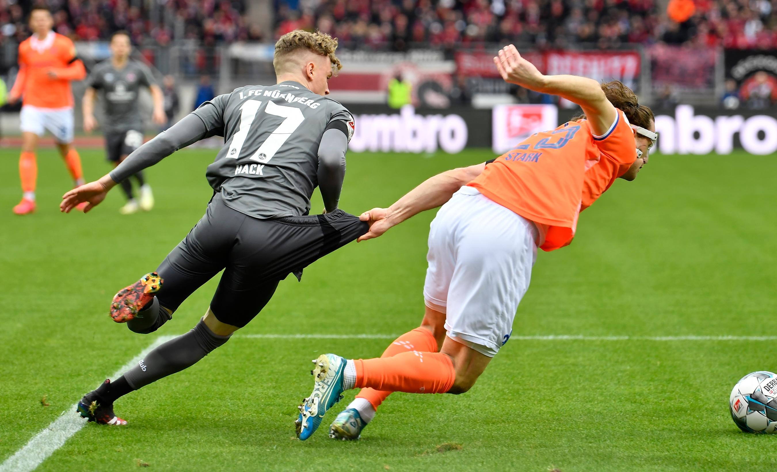 Konnte sich bis auf ein paar Dribblings offensiv nicht in Szene setzen und beschwor in Unterzahl mit seinem naiven Defensivverhalten mehrfach Gefahr herauf.