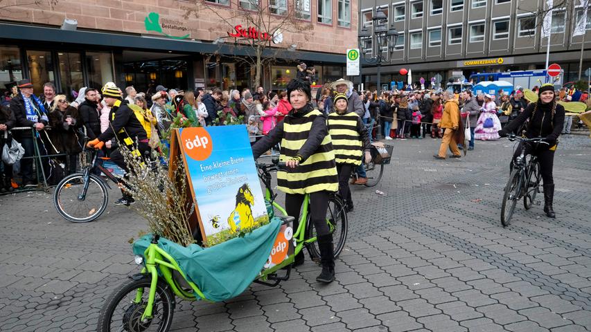 Die ÖDP mischte den Umzug währenddessen mit Fahrrad und adrettem Bienen-Kostüm auf. 