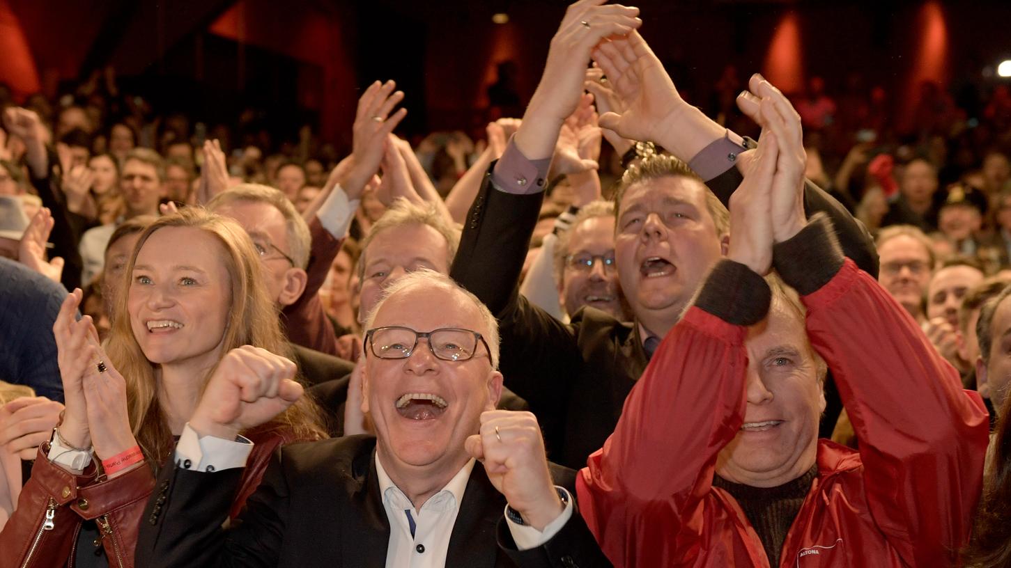 Anhänger der SPD jubeln nach der ersten Prognose auf der Wahlparty ihrer Partei in Hamburg.