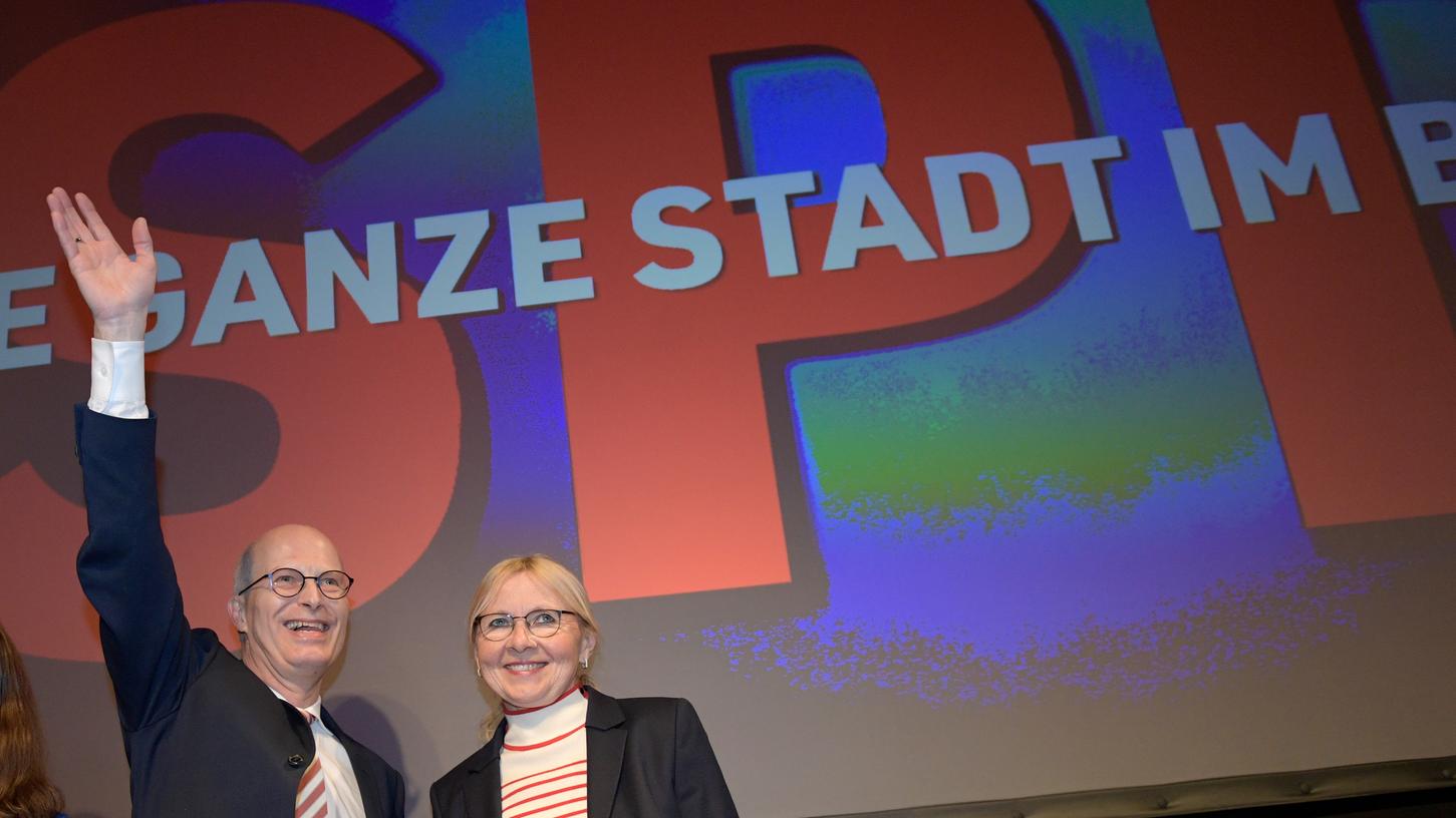 SPD Spitzenkandidat und Erster Bürgermeister Peter Tschentscher und seine Ehefrau Eva-Maria hatten nach der ersten Prognose in Hamburg allen Grund zum Jubeln.