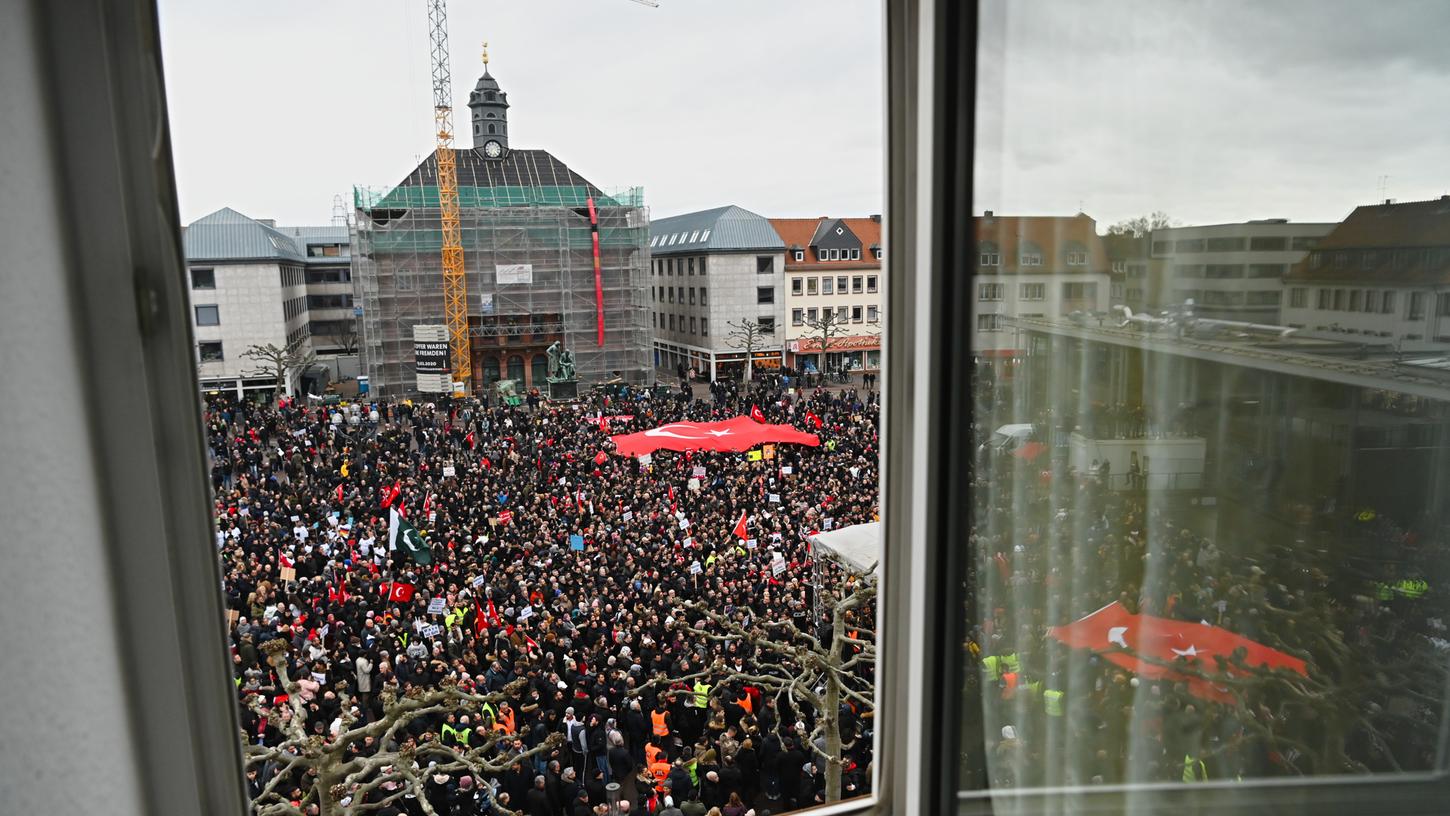 Zehntausende gingen in Hanau gegen Fremdenhass auf die Straße.