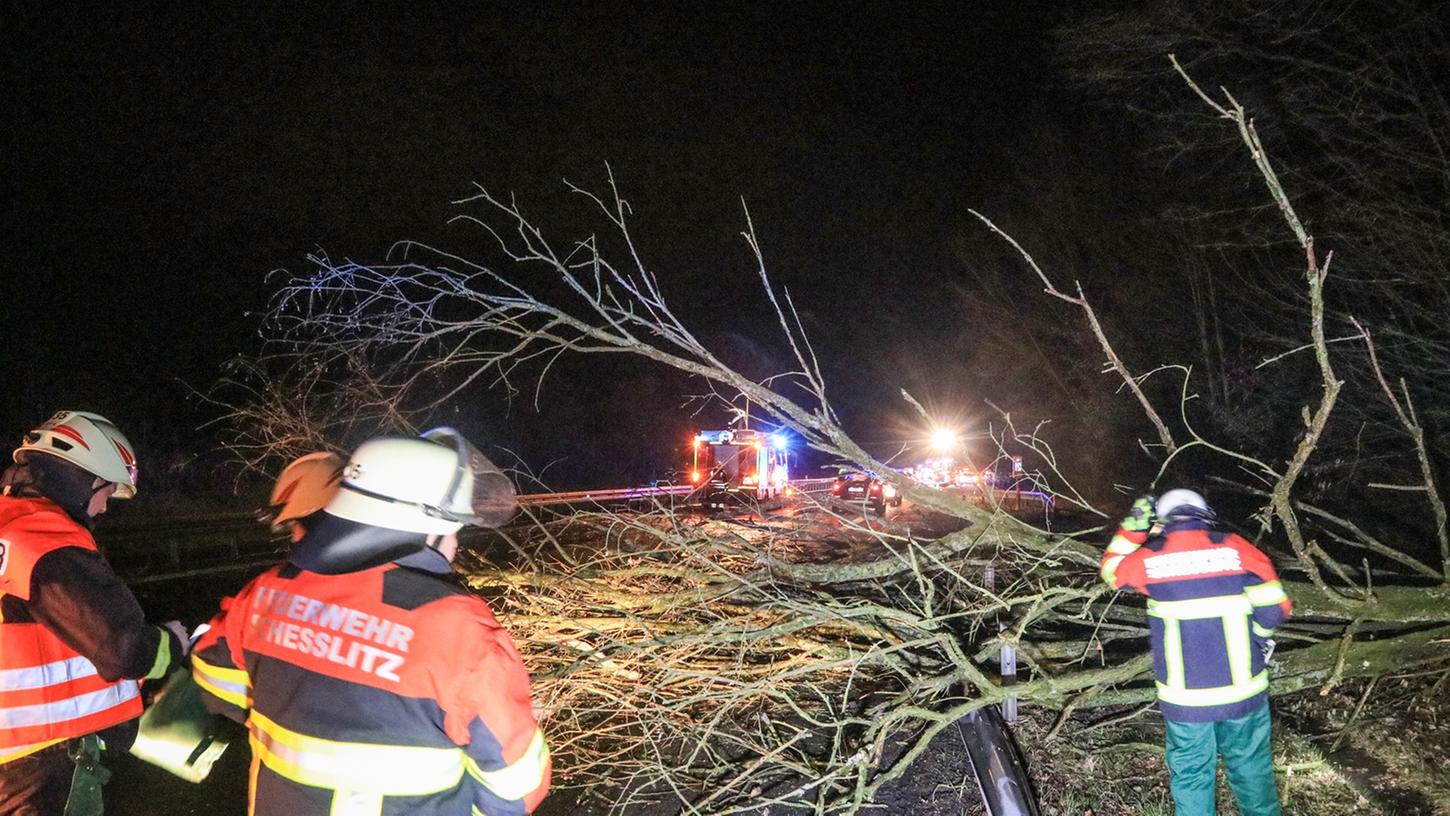 Ein umgestürzter Baum sorgte auf der A70 für eine Unfall-Kettenreaktion mit insgesamt neun beteiligten Fahrzeugen.