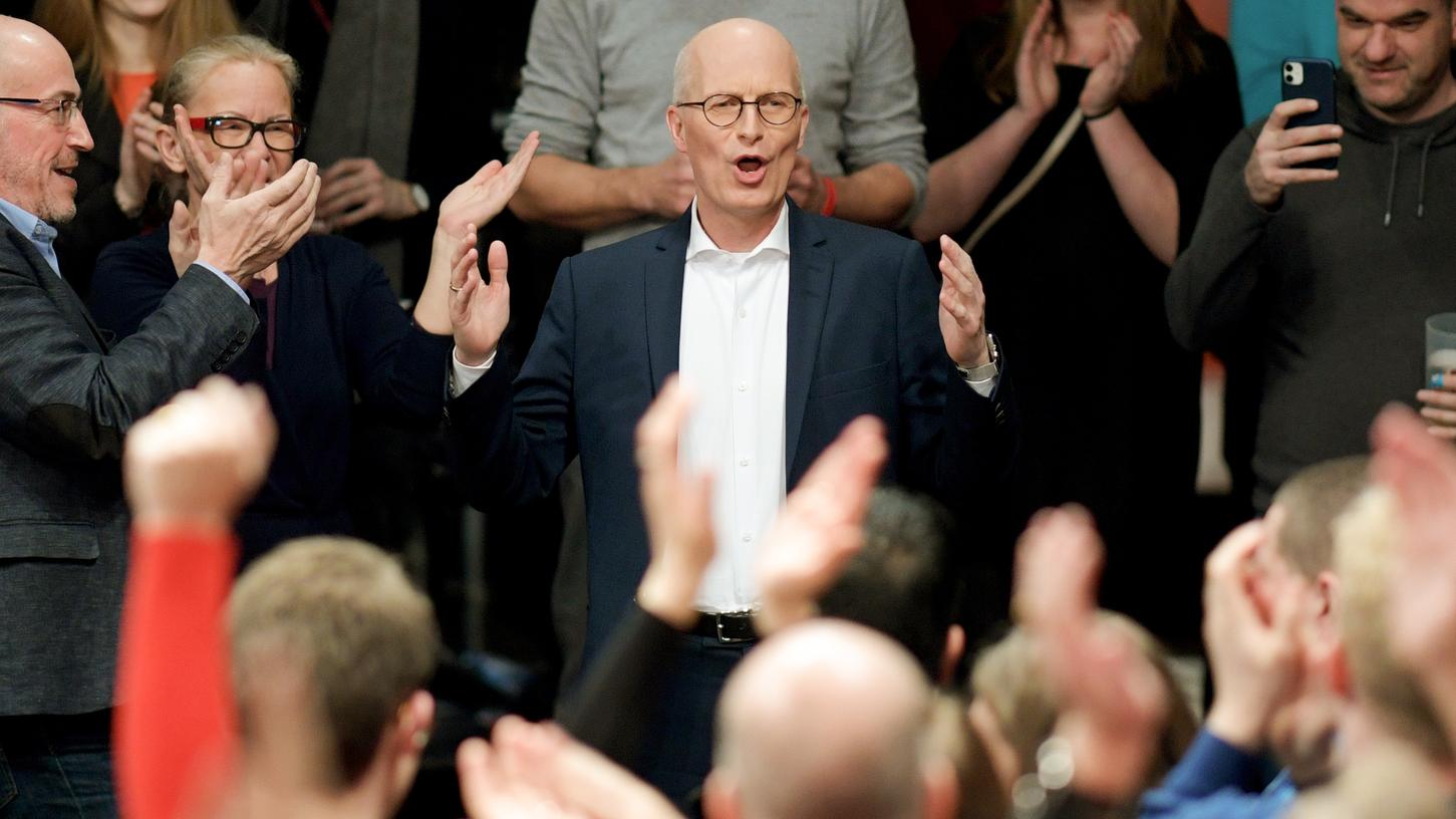 Hamburgs SPD-Spitzenkandidat und Erster Bürgermeister Peter Tschentscher jubelt auf der Wahlparty.