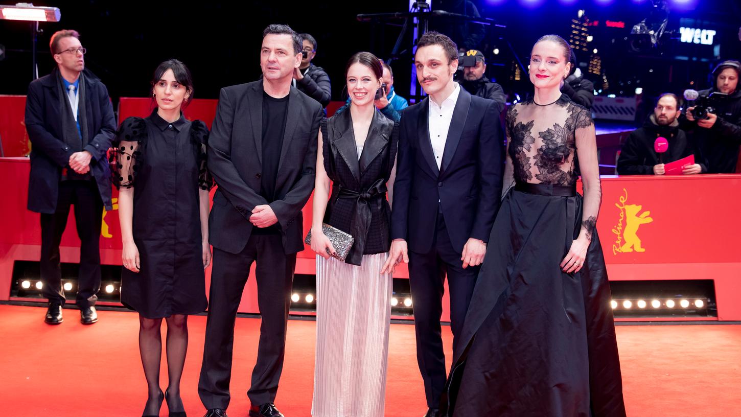Schauspielerin Maryam Zaree, Regisseur Christian Petzold, Paula Beer, Franz Rogowski und Anne Ratte-Polle, (Schauspieler, vl.n.r.) stellen den Film "Undine" auf der Berlinale vor.