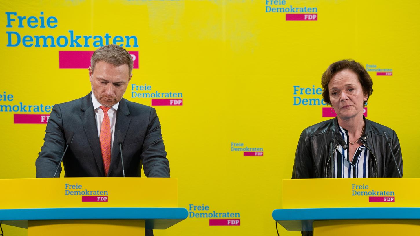 Christian Lindner, Vorsitzender der FDP-Bundestagsfraktion und Parteivorsitzender, und Anna von Treuenfels-Frowein (FDP), Spitzenkandidatin zur Bürgerschaftswahl in Hamburg, sprechen bei einer Pressekonferenz der FDP im Hans-Dietrich-Genscher-Haus.