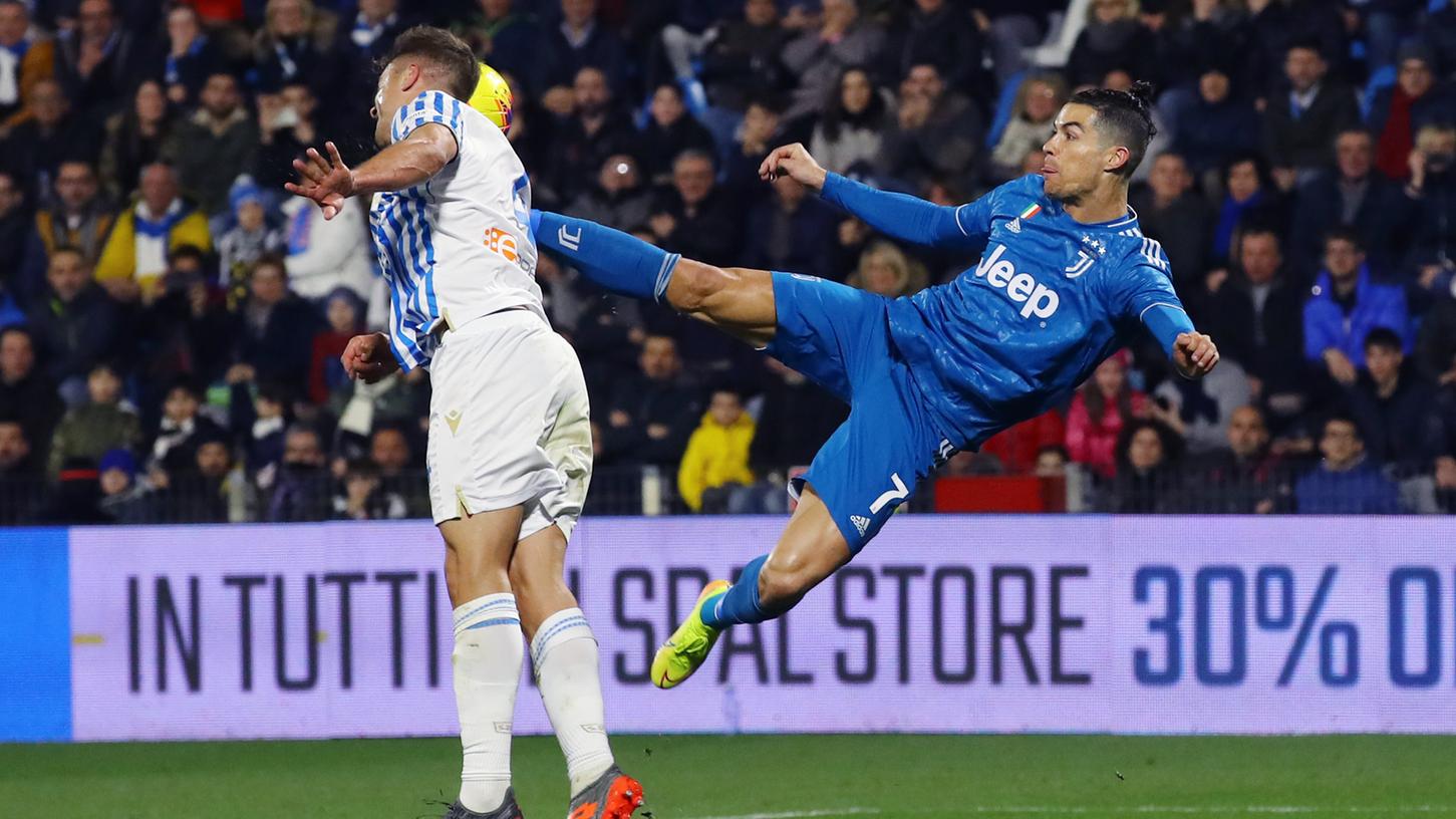 Stell' dir vor, Cristiano Ronaldo schießt ein spektakuläres Tor und keiner sieht hin - weil wegen des Coronaviruses niemand in die Stadien der italienischen Serie A darf.