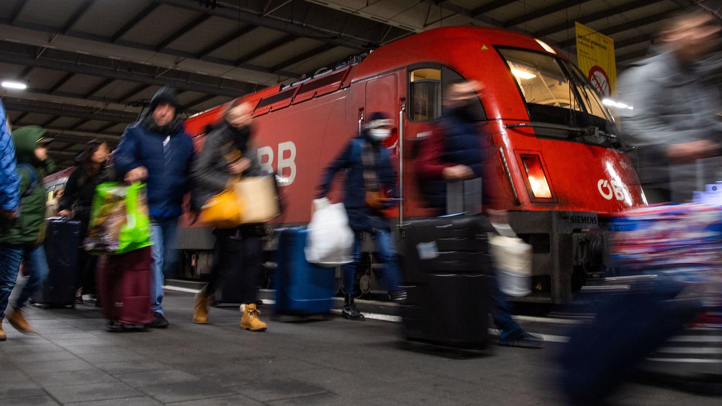 Reisende gehen am Eurocity-Zug aus Venedig vorbei. Der aus Furcht vor dem Coronavirus am Brenner gestoppte Zug ist mit mehrstündiger Verspätung am frühen Montagmorgen in München angekommen.