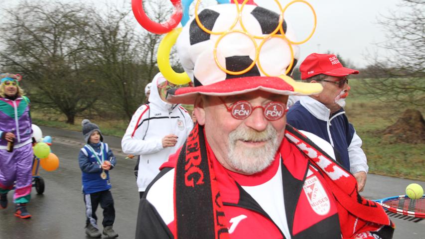 Reichlich Kamelle: Die Bilder des Rosenmontagszugs in Neuses