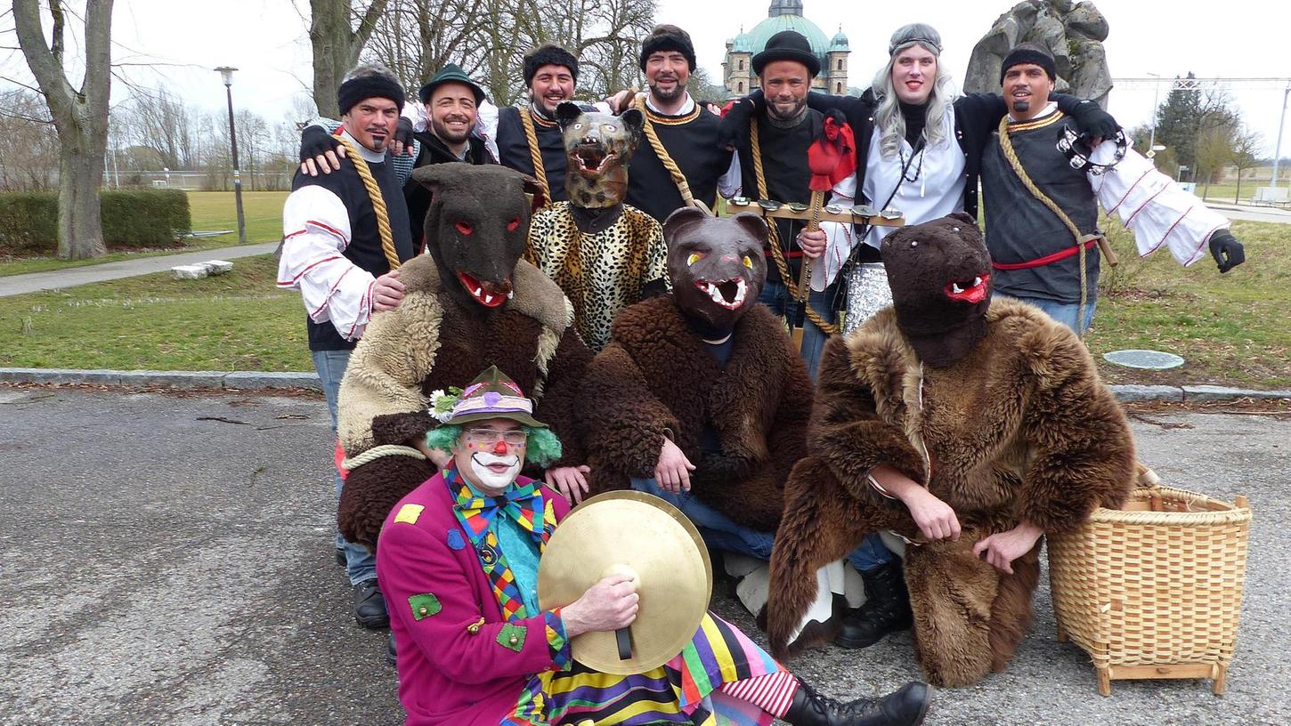 Am Rosenmontag findet in Freystadt  das traditionelle Bärentreiben am Marktplatz statt.