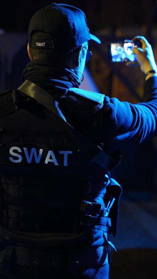 "Alle sind gut drauf, ich musste heute noch keinen verhaften", so die Einschätzung der SWAT-Einheit.