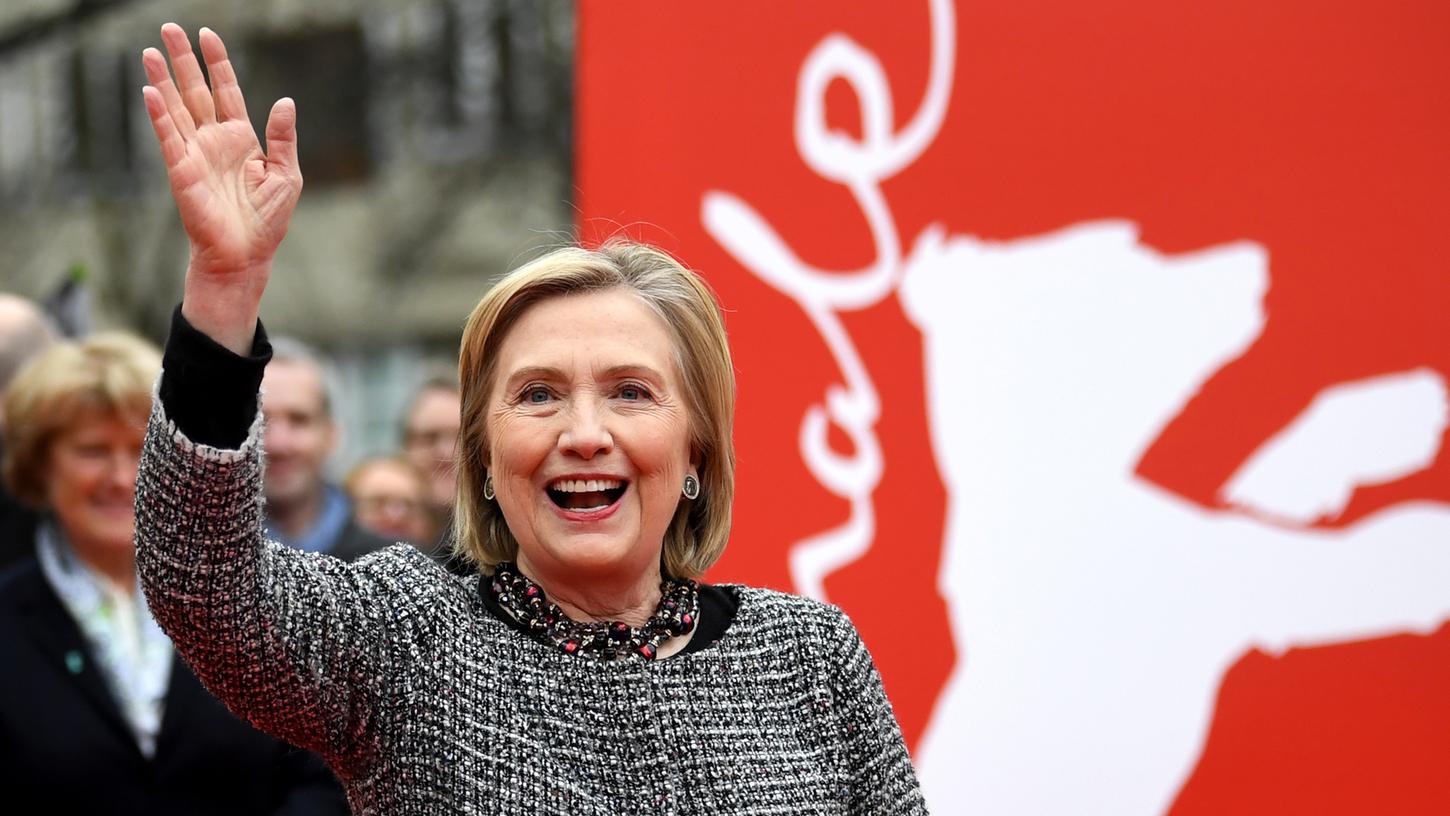 Gute Laune und Grüße an die Fans: Hillary Clinton bei ihrem Auftritt auf der Berlinale. „Ich liebe Berlin, ich liebe Filme. Was könnte besser sein, als beides hier zusammen zu haben?“, sagte die ehemalige First Lady der USA auf dem roten Teppich.