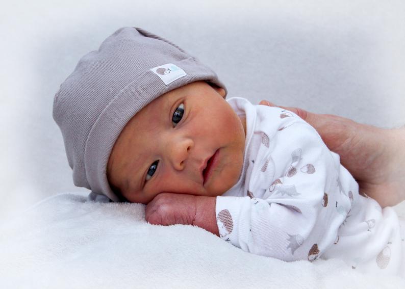 Seinen Geburtstag wird man sich später einmal gut merken können: Der süße Leopold erblickte am 22.02.2020 im St. Theresien-Krankenhaus das Licht der Welt. Bei 56 Zentimetern Körpergröße brachte er genau 4000 Gramm auf die Wage.