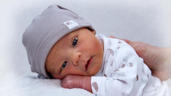 Seinen Geburtstag wird man sich später einmal gut merken können: Der süße Leopold erblickte am 22.02.2020 im St. Theresien-Krankenhaus das Licht der Welt. Bei 56 Zentimetern Körpergröße brachte er genau 4000 Gramm auf die Wage.