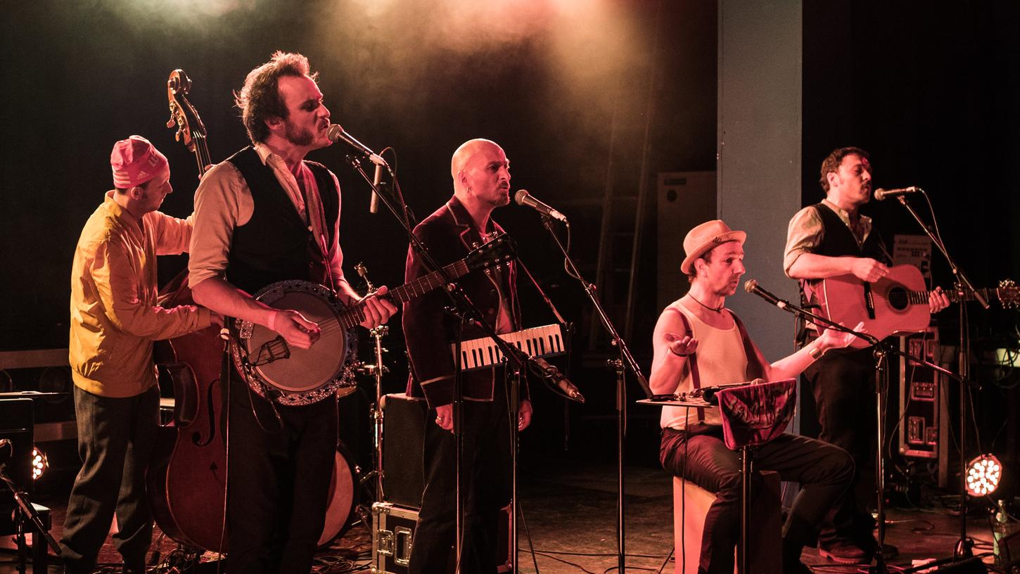 Mehrstimmiger Gesang spielt eine tragende Rolle: Das Metropolski Cirkus Orkestar mit Alex Bayer am Kontrabass, Flo Kenner am Banjo, Martin Zels am Kinderklavier, Perkussionist Jürgen Heimüller sowie Bandleader und Gitarrist Saša Batnozić (von links).