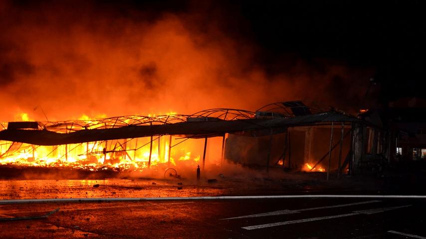 Flammen auf Asienmarkt: Großbrand an deutsch-tschechischer Grenze