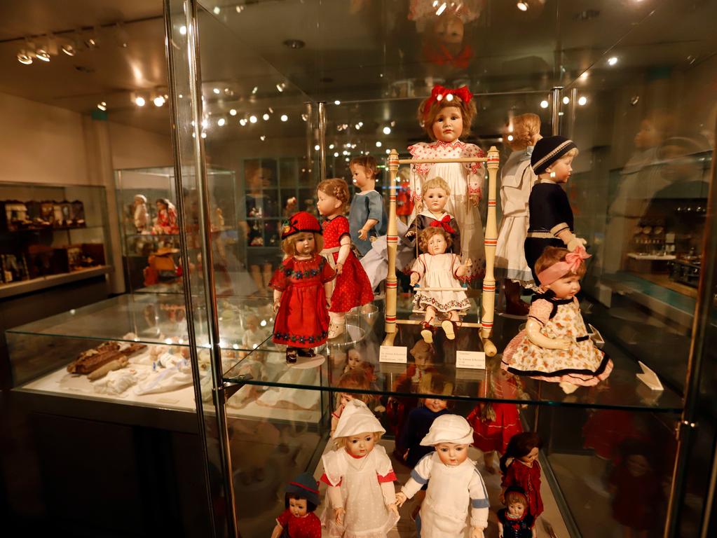 Die Puppen des Spielzeugmuseums sind aus konservatorischen Gründen  nur wenig Licht ausgesetzt. Künftig sollen die Ausstellungsräume aber heller und offener werden.