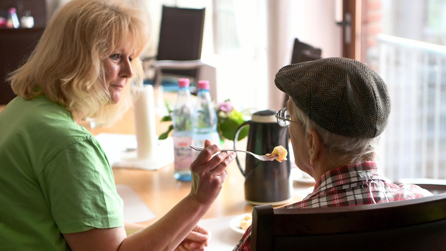 Gutachten: In Deutschland fehlen 100.000 Pflegekräfte in Altenpflegeheimen.