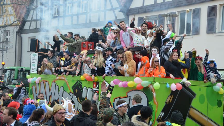 Faschingsumzug Schwabach 2020: Wagen, Kostüme und Party-Stimmung in Bildern