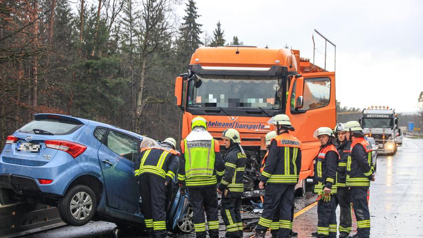 Trümmerfeld in Franken: Hyundai prallt gegen Laster - Fahrer stirbt